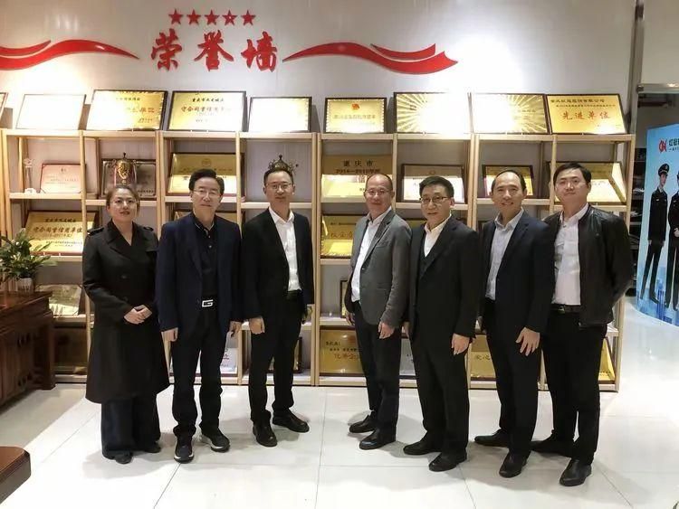 聽(tīng)心聲? 獻(xiàn)良策? 助發(fā)展 重慶安岳商會(huì)會(huì)長(zhǎng)帶隊(duì)走進(jìn)副會(huì)長(zhǎng)單位——重慶紅冠服飾集團(tuán)有限公司